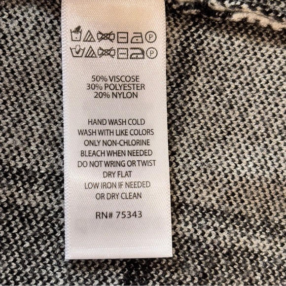 Tahari Black and White Plaid Long Sleeve Sweater Top Size S - Picture 9 of 10